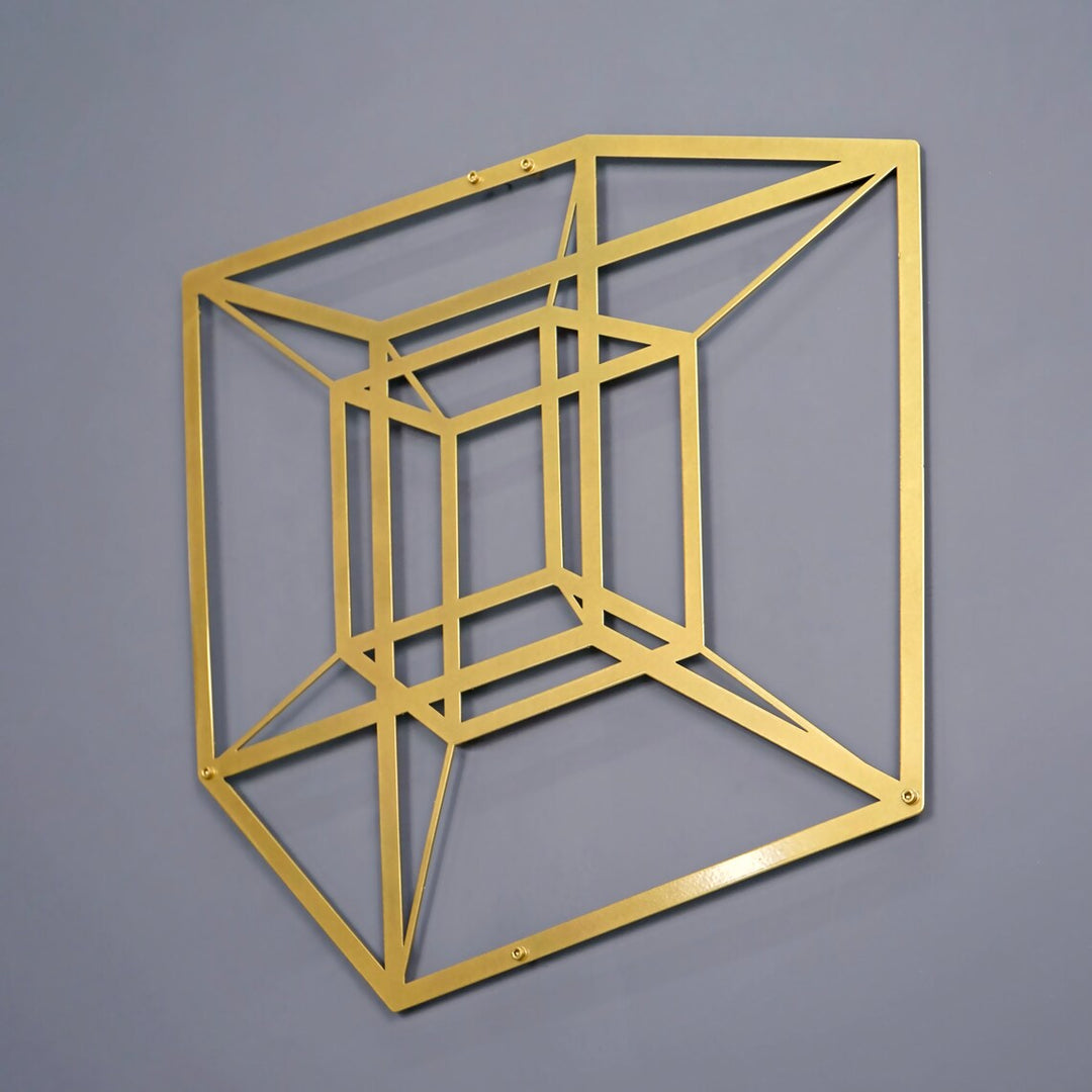 ev-veya-ofis-duvarlarinizi-susleyen-ve-modern-bir-dokunus-katan-sofistike-tesseract-kup-geometrik-metal-duvar-dekoru