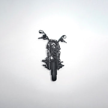 Siyah chopper motosiklet metal duvar tablosu, beyaz duvarda uzaktan görünüm
