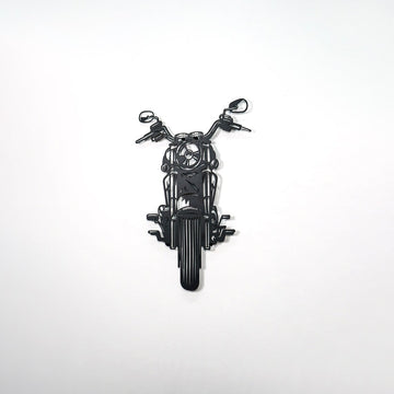 Siyah chopper motosiklet metal duvar tablosu, geniş boş duvar kadrajında sağdan görünüm