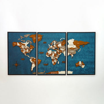 3 parçalı çerçeveli 3D ahşap dünya haritası, okyanus mavisi zeminde ön görünüm, 120x60 cm