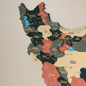 Sage ve toprak tonlu ahşap İran haritasında katman ve il yazılarının yakın çekim detayı