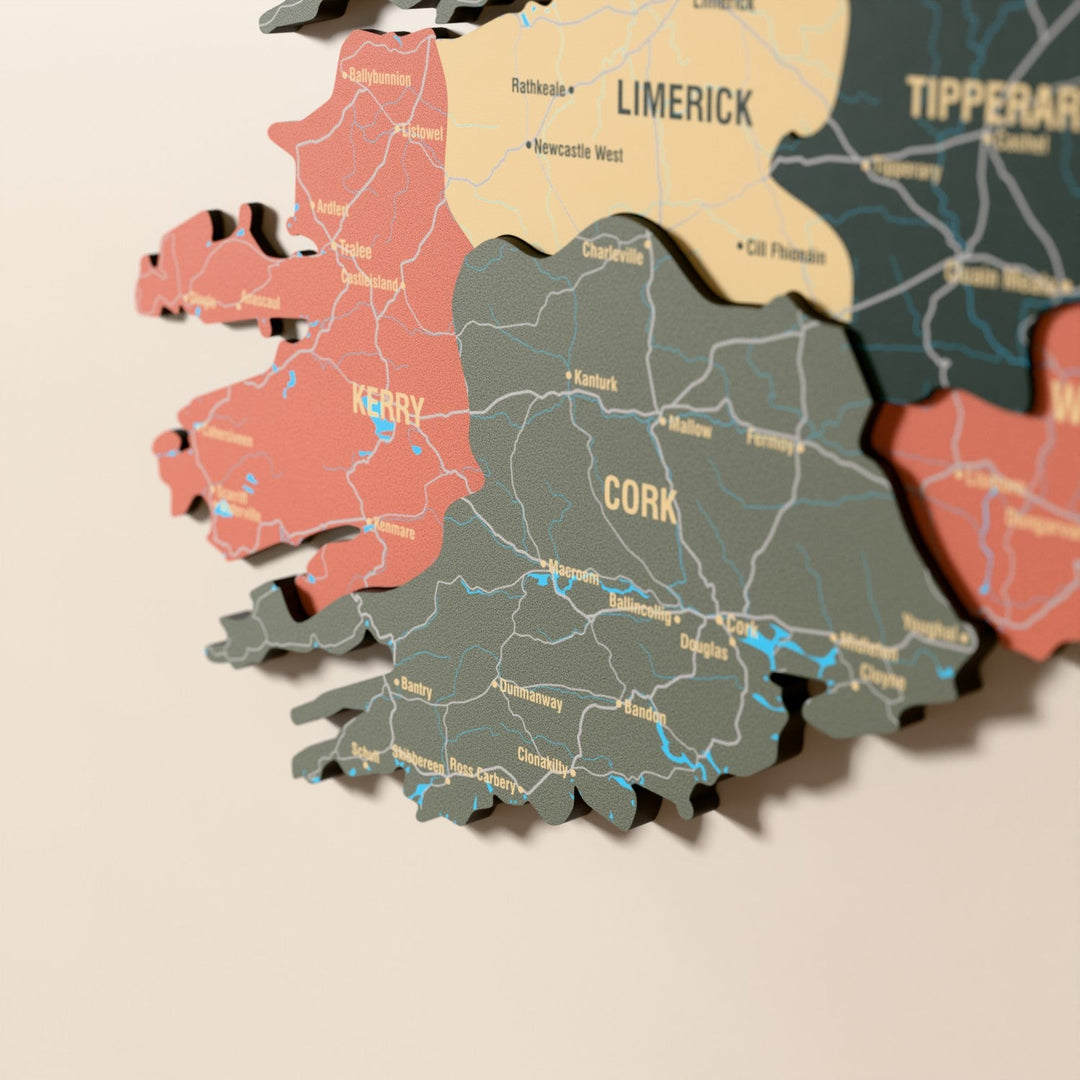 İrlanda ahşap haritasında Sage renk katmanlı bölgeler ve isimler, yakın plan
