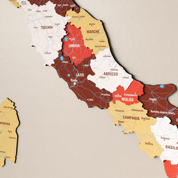 Terracotta ahşap İtalya haritasında Lazio, Umbria ve Abruzzo bölge adlarıyla yakın çekim detayı