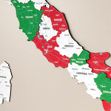 İtalya Bayrağı renkli ahşap İtalya haritasında Lazio, Umbria ve Abruzzo bölge adlarıyla yakın çekim detayı