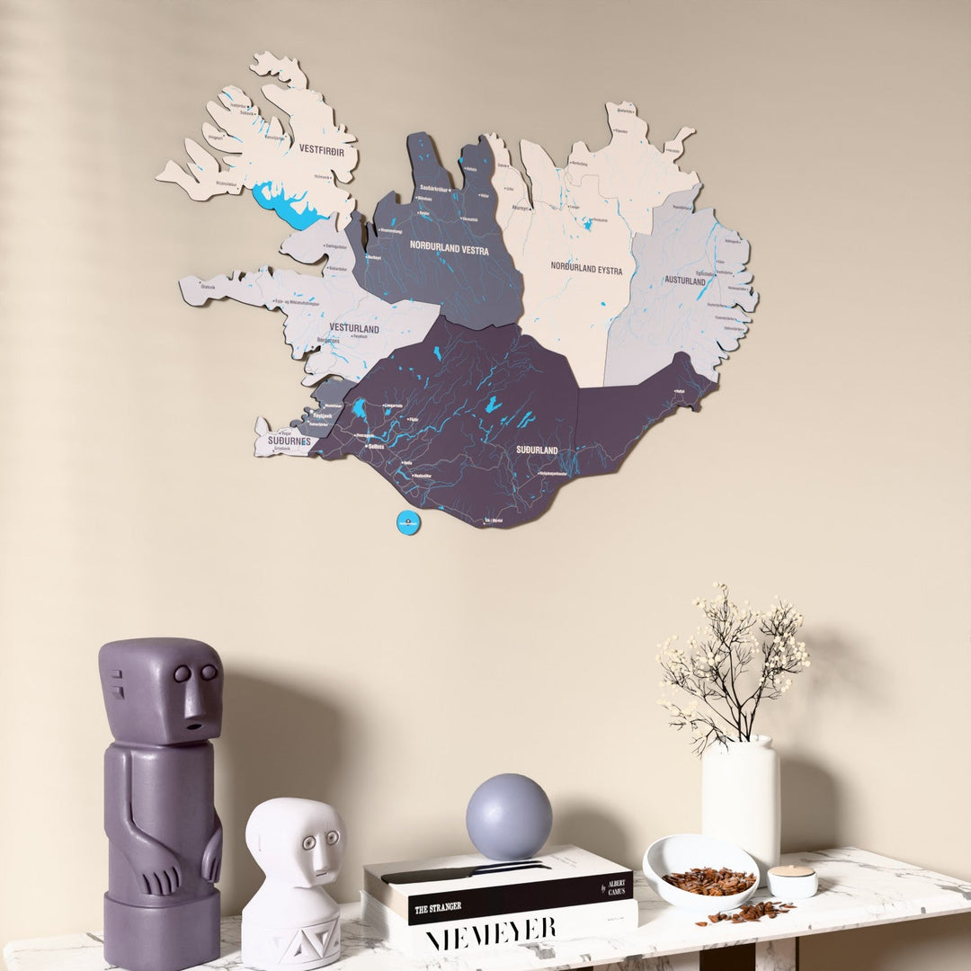 İzlanda UV baskılı ahşap harita, Nimbus renk, konsol ve biblolarla bej duvarda