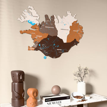 İzlanda UV baskılı ahşap harita, Soil renk, konsol ve biblolarla bej duvarda