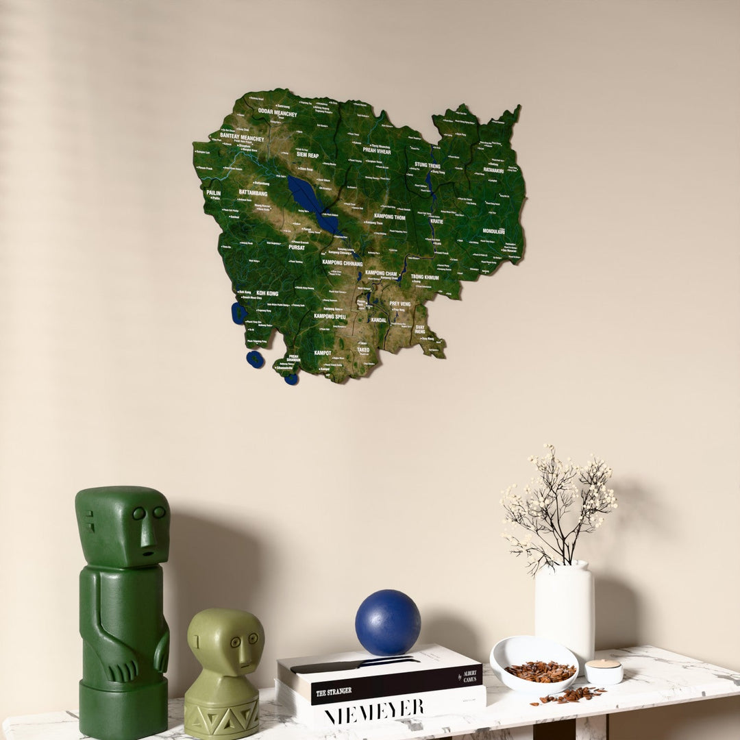 Kamboçya UV baskılı ahşap harita, uydu görüntülü, konsol ve biblolarla bej duvarda