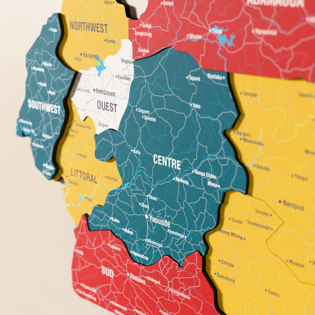 Kamerun ahşap haritasında bayrak renkli katmanlı bölgeler ve isimler, yakın plan