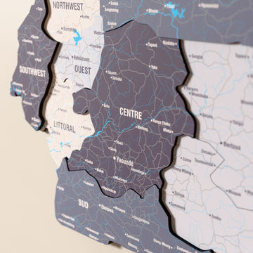 Kamerun ahşap haritasında Nimbus renk katmanlı bölgeler ve isimler, yakın plan