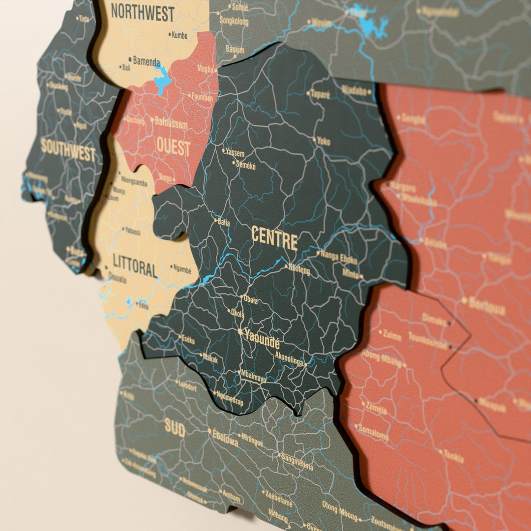Kamerun ahşap haritasında Sage renk katmanlı bölgeler ve isimler, yakın plan