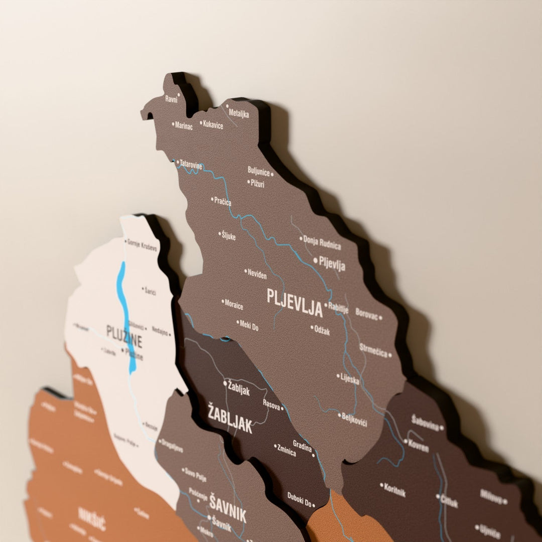 Karadağ ahşap haritasında Soil renk katmanlı bölgeler ve isimler, yakın plan