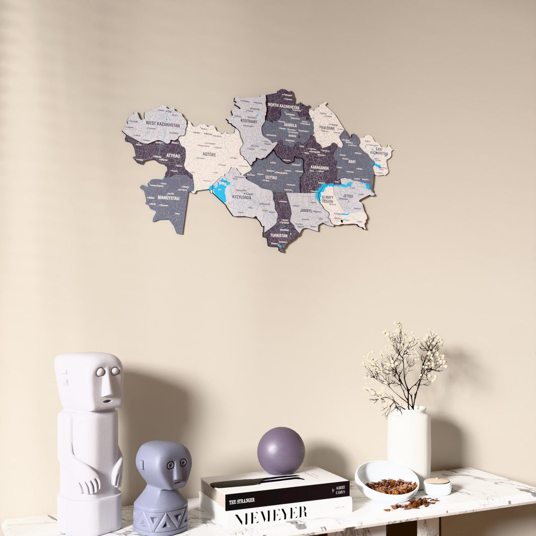 Kazakistan UV baskılı ahşap harita, Nimbus renk, konsol ve biblolarla bej duvarda