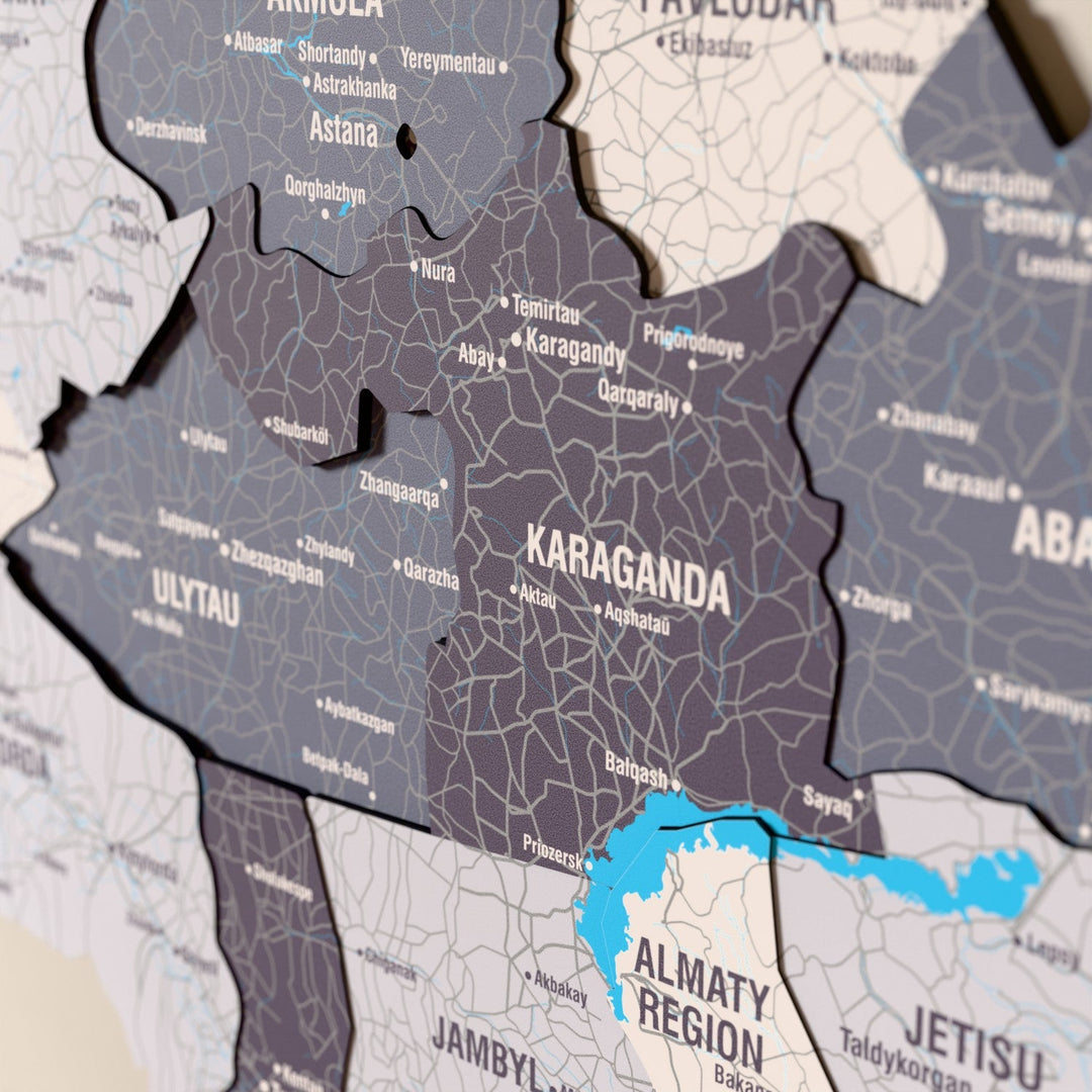 Kazakistan ahşap haritasında Nimbus renk katmanlı bölgeler ve isimler, yakın plan