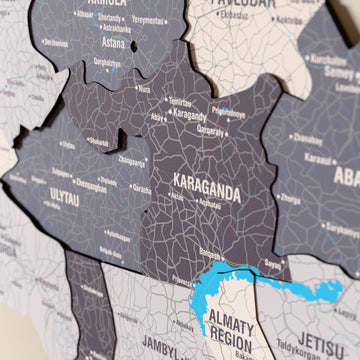 Kazakistan ahşap haritasında Nimbus renk katmanlı bölgeler ve isimler, yakın plan
