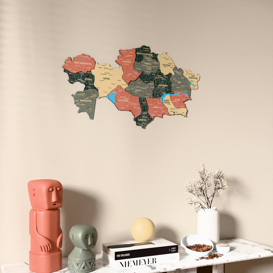 Kazakistan UV baskılı ahşap harita, Sage renk, konsol ve biblolarla bej duvarda