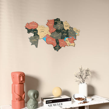 Kazakistan UV baskılı ahşap harita, Sage renk, konsol ve biblolarla bej duvarda