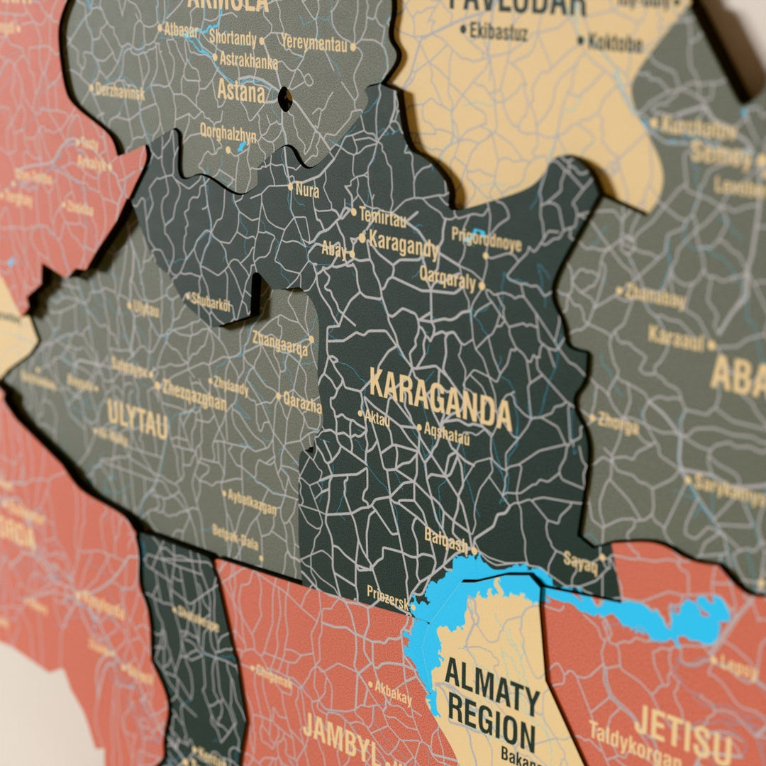 Kazakistan ahşap haritasında Sage renk katmanlı bölgeler ve isimler, yakın plan