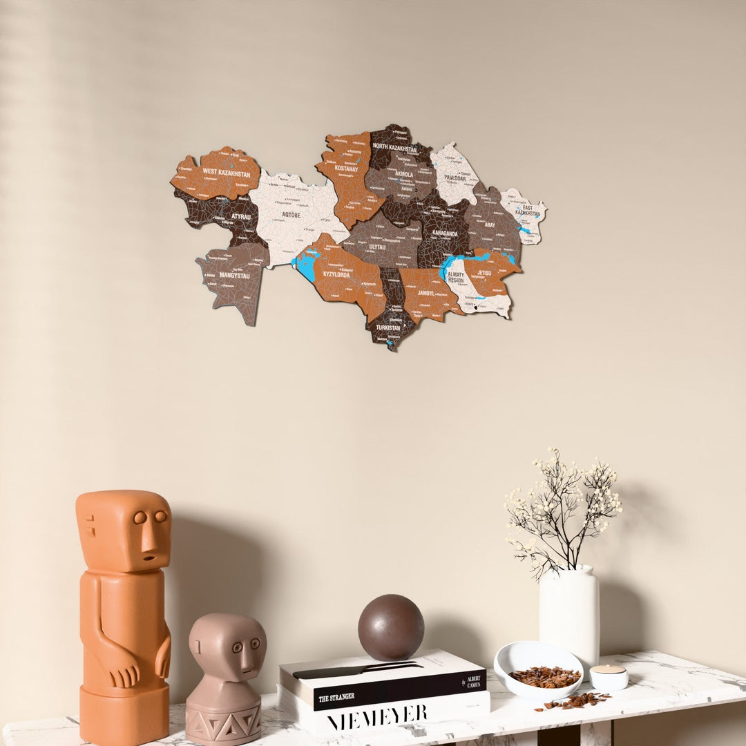 Kazakistan UV baskılı ahşap harita, Soil renk, konsol ve biblolarla bej duvarda