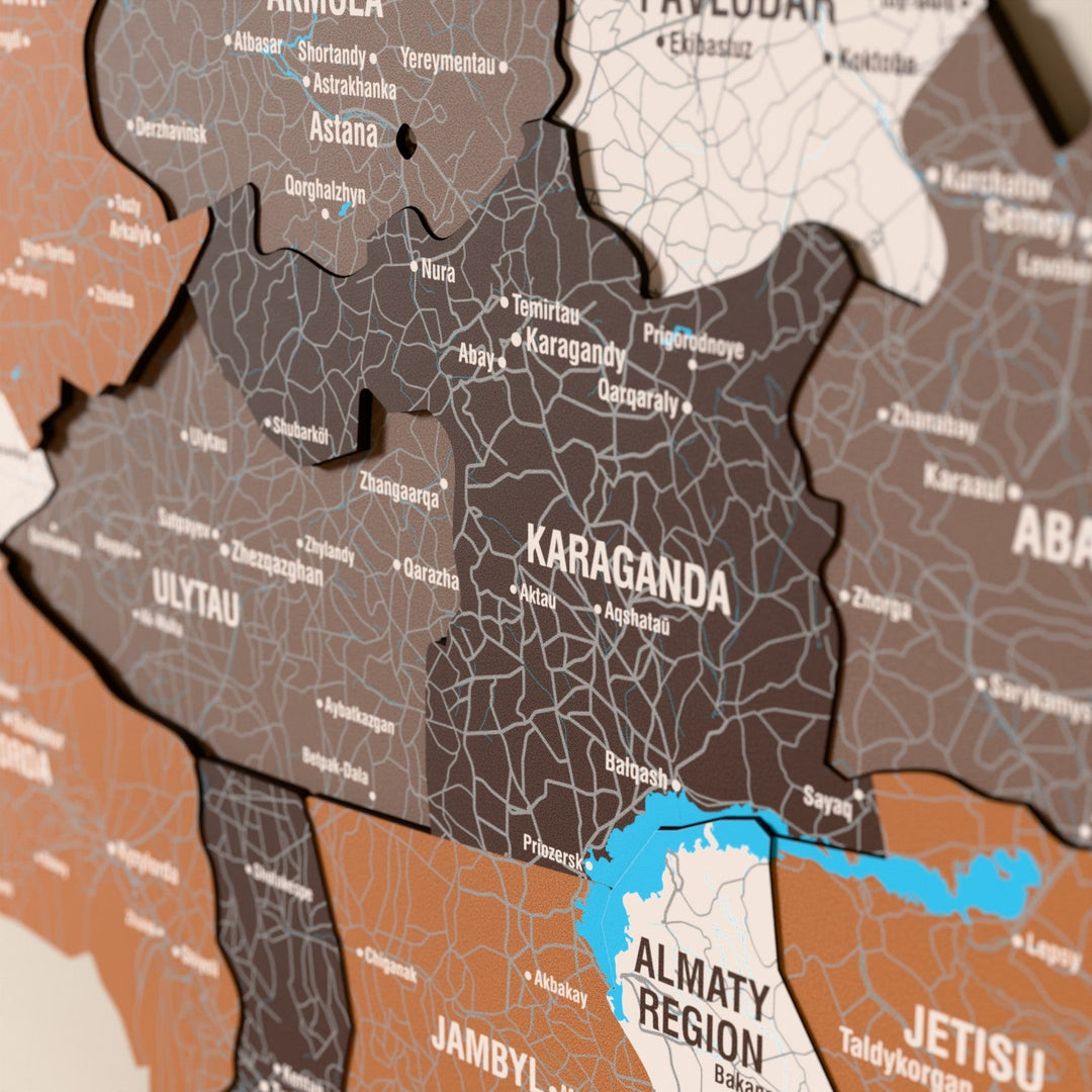 Kazakistan ahşap haritasında Soil renk katmanlı bölgeler ve isimler, yakın plan