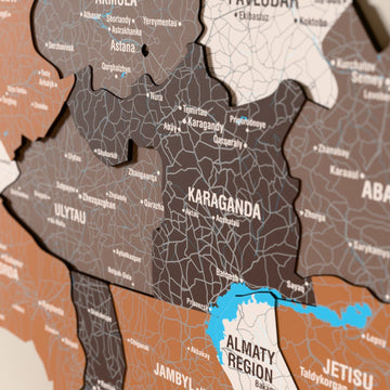 Kazakistan ahşap haritasında Soil renk katmanlı bölgeler ve isimler, yakın plan