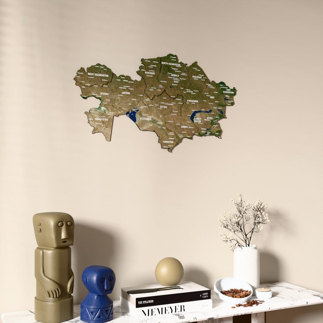 Kazakistan UV baskılı ahşap harita, uydu görüntülü, konsol ve biblolarla bej duvarda