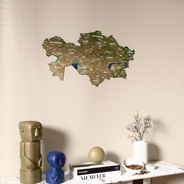 Kazakistan UV baskılı ahşap harita, uydu görüntülü, konsol ve biblolarla bej duvarda