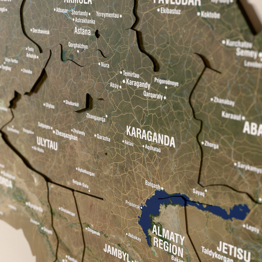 Kazakistan ahşap haritasında uydu görüntülü katmanlı bölgeler ve isimler, yakın plan