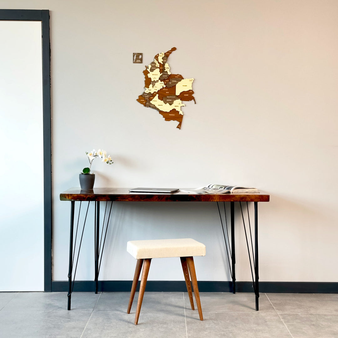 Kolombiya ahşap duvar haritası, Large (44x60 cm), ahşap çalışma masası ve tabure üzerinde duvarda