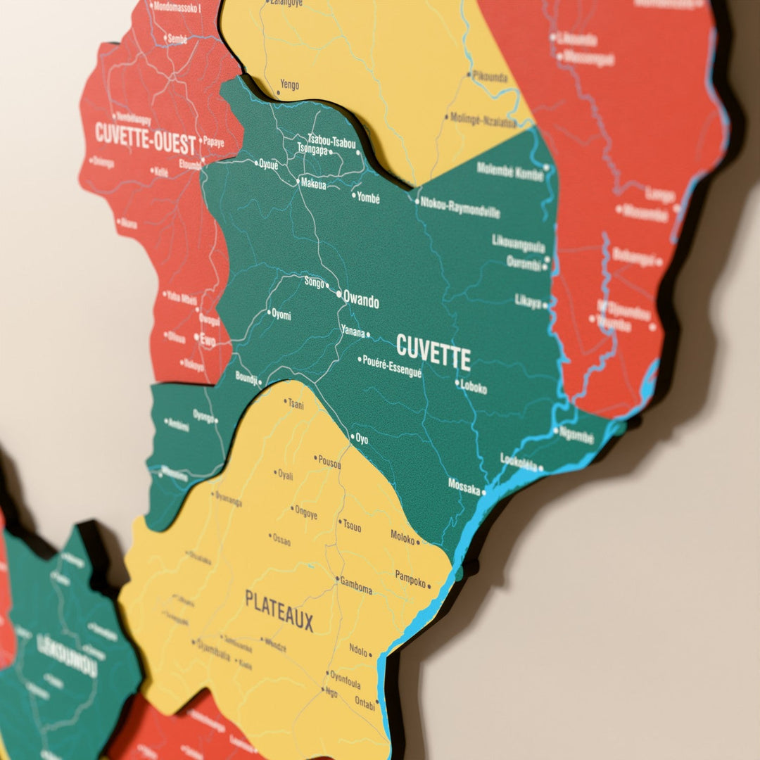 Kongo Cumhuriyeti ahşap haritasında bayrak renkli katmanlı bölgeler ve isimler, yakın plan