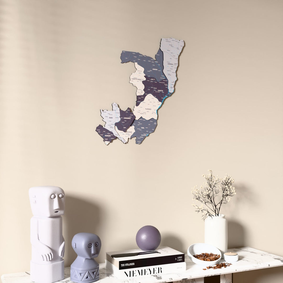 Kongo Cumhuriyeti UV baskılı ahşap harita, Nimbus renk, konsol ve biblolarla bej duvarda