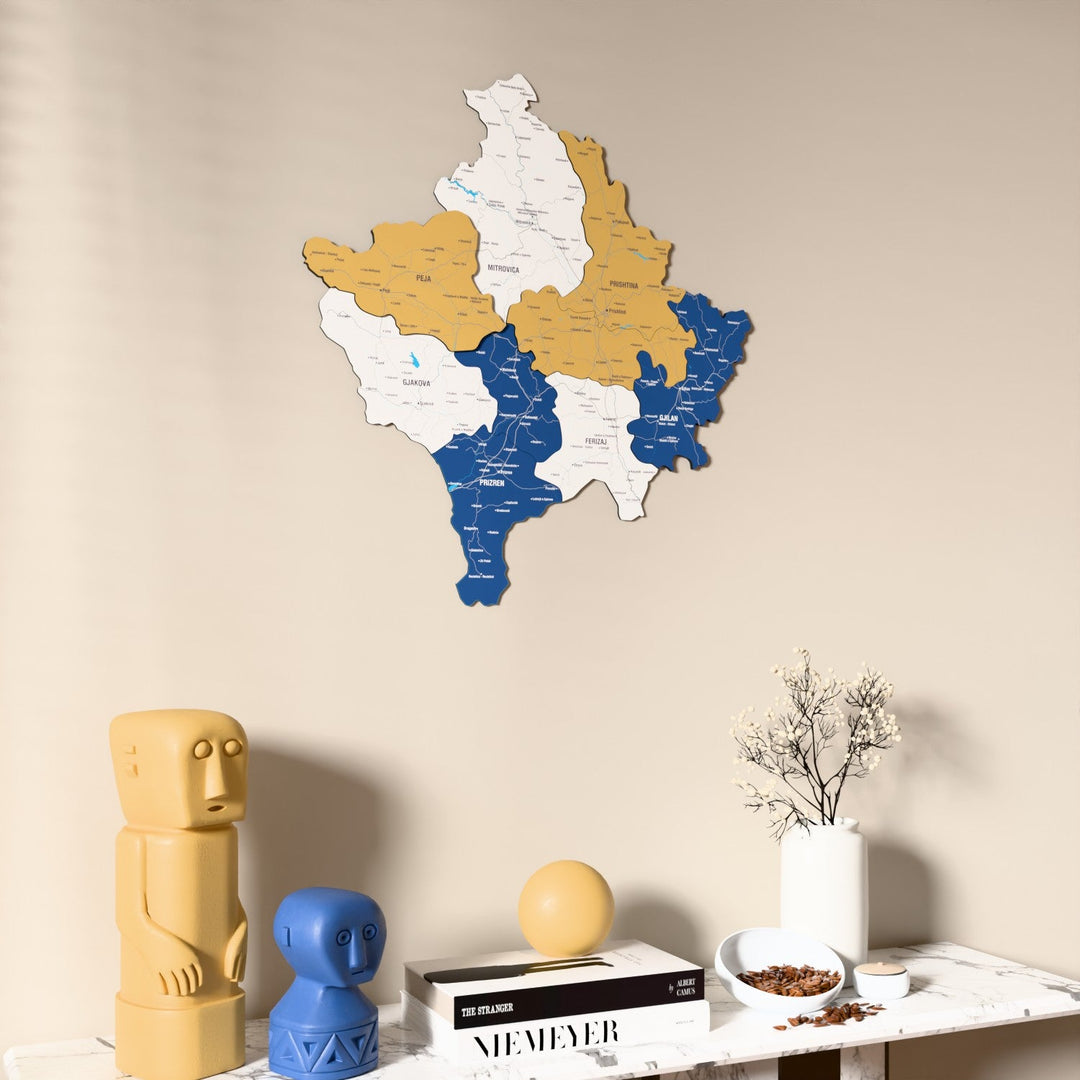 Kosova UV baskılı ahşap harita, bayrak renkli, konsol ve biblolarla bej duvarda