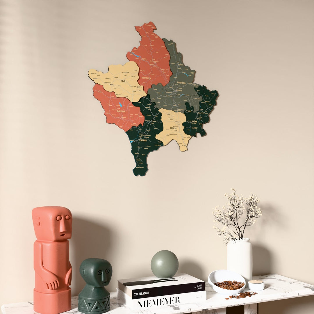 Kosova UV baskılı ahşap harita, Sage renk, konsol ve biblolarla bej duvarda