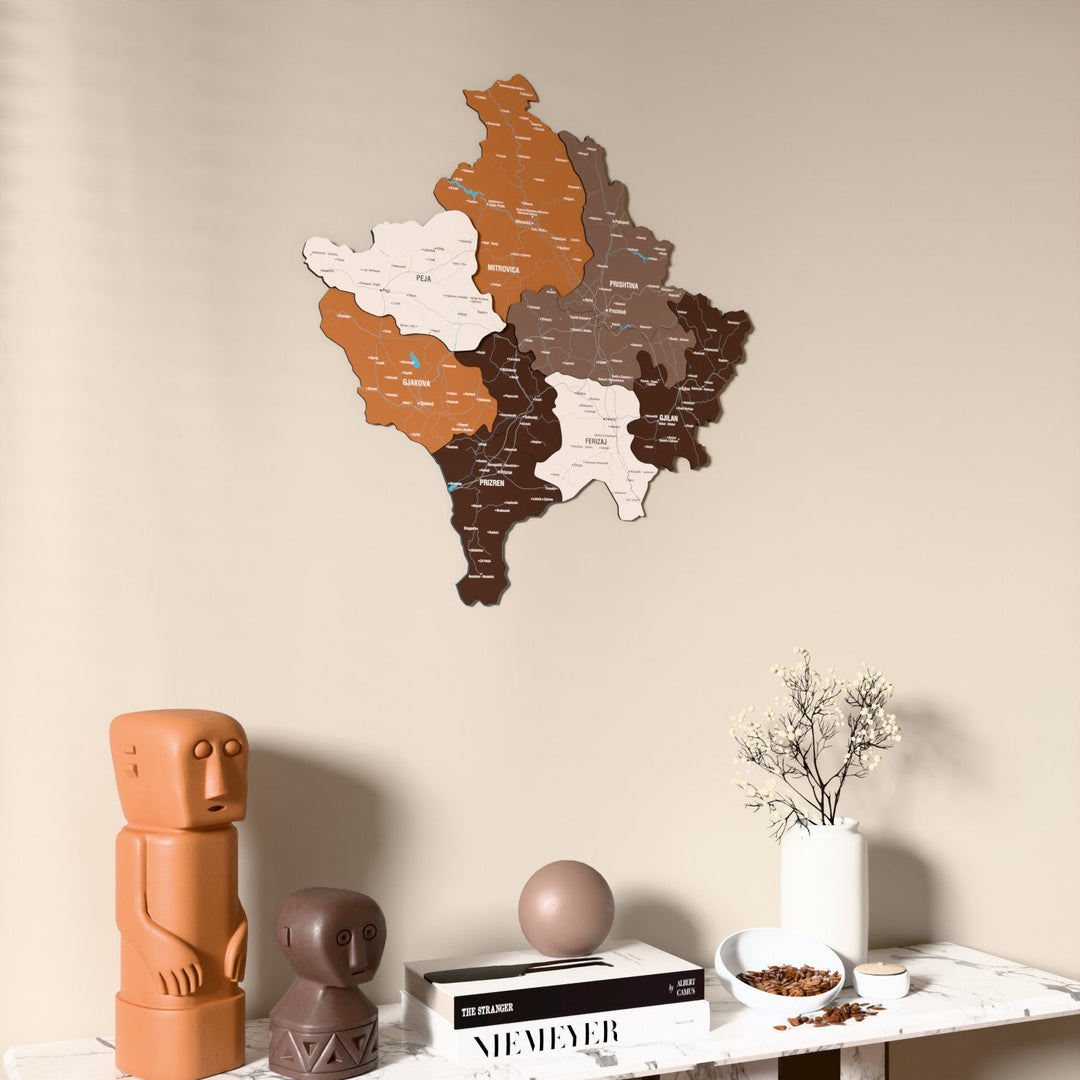 Kosova UV baskılı ahşap harita, Soil renk, konsol ve biblolarla bej duvarda
