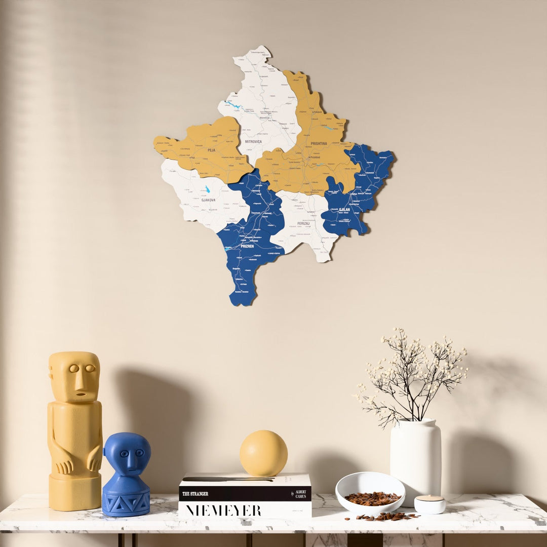 Kosova UV baskılı ahşap harita, bayrak renkli, mermer konsolun üzerindeki duvarda, önden görünüm
