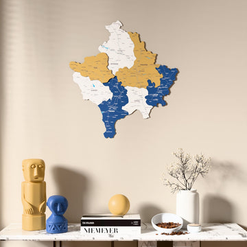 Kosova UV baskılı ahşap harita, bayrak renkli, mermer konsolun üzerindeki duvarda, önden görünüm