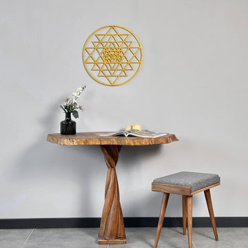 Altın Sri Yantra metal duvar tablosu, ahşap konsol ve gri tabureli geniş plan