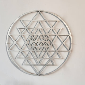 Gümüş renkli daire Sri Yantra metal duvar tablosu, duvarda önden tam görünüm