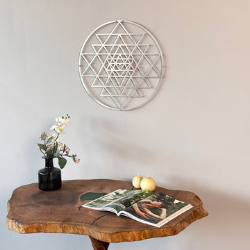 Gümüş Sri Yantra duvar tablosu, ahşap konsolun üzerindeki duvarda alttan yakın oda görünümü
