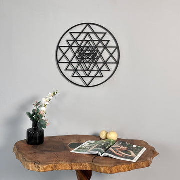 Siyah Sri Yantra kutsal geometri metal duvar tablosu, ahşap konsolun üzerindeki duvarda