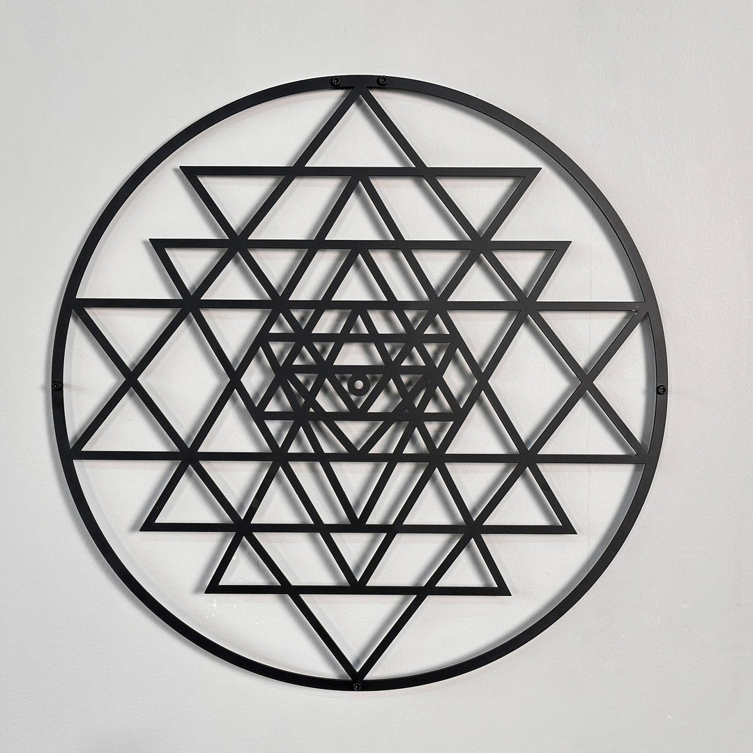 Siyah renkli daire Sri Yantra metal duvar tablosu, duvarda önden tam görünüm