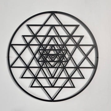 Siyah renkli daire Sri Yantra metal duvar tablosu, duvarda önden tam görünüm