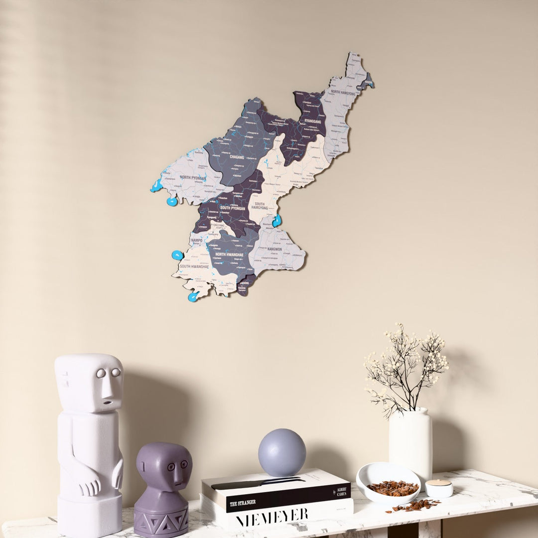 Kuzey Kore UV baskılı ahşap harita, Nimbus renk, konsol ve biblolarla bej duvarda