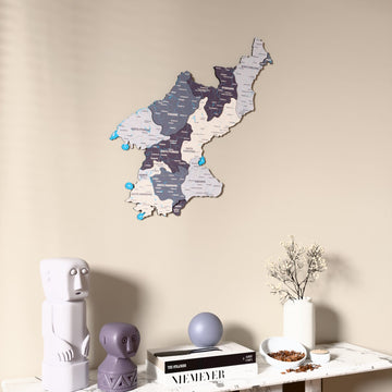 Kuzey Kore UV baskılı ahşap harita, Nimbus renk, konsol ve biblolarla bej duvarda