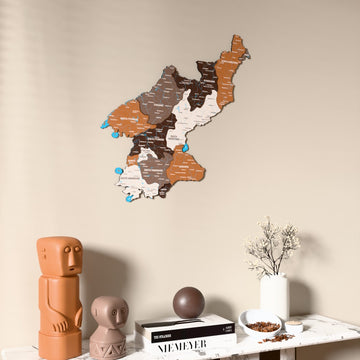 Kuzey Kore UV baskılı ahşap harita, Soil renk, konsol ve biblolarla bej duvarda