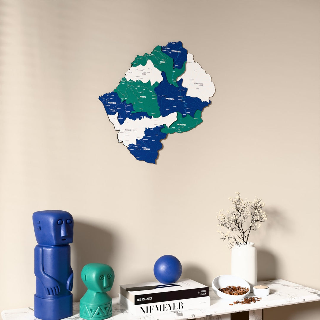 Lesotho UV baskılı ahşap harita, bayrak renkli, konsol ve biblolarla bej duvarda