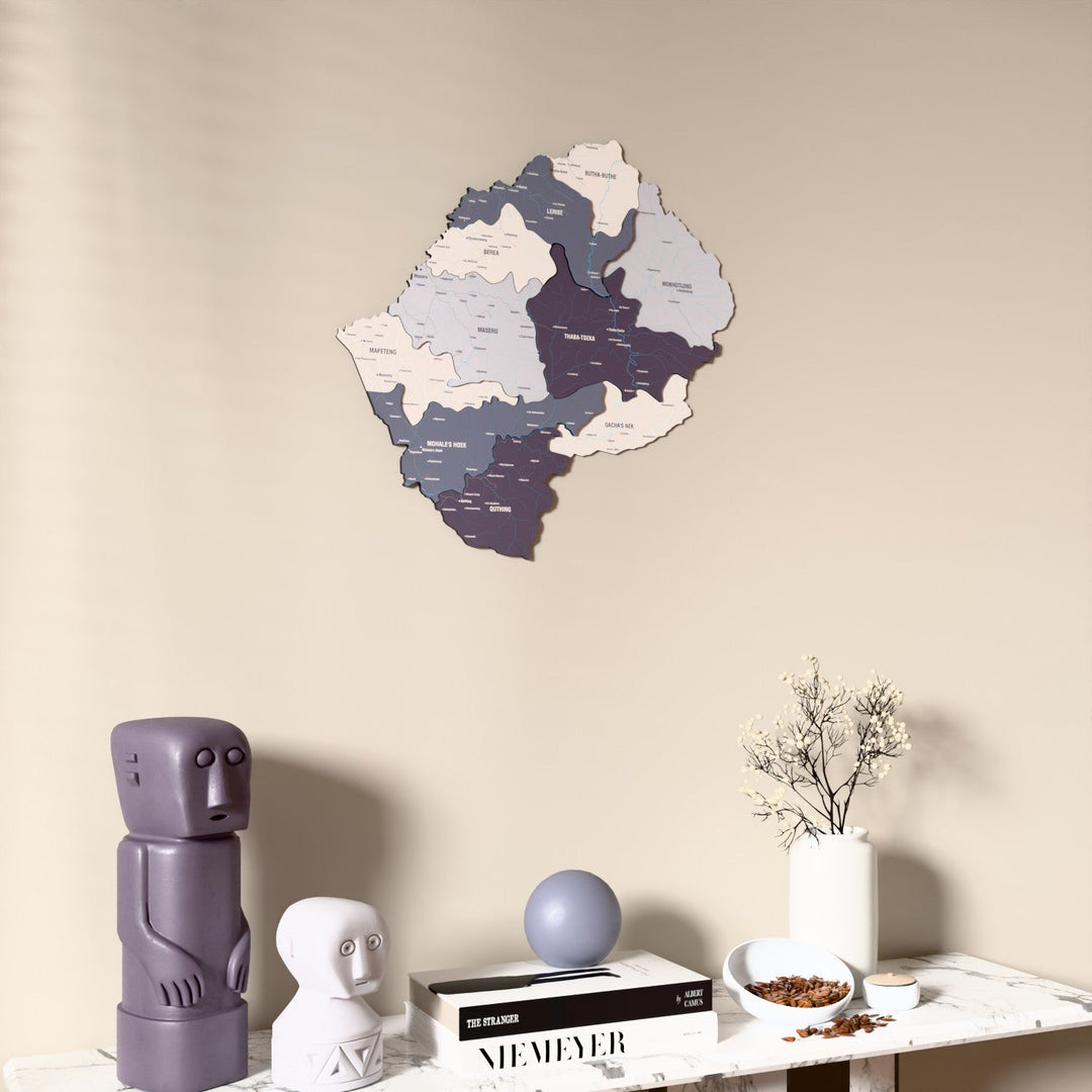 Lesotho UV baskılı ahşap harita, Nimbus renk, konsol ve biblolarla bej duvarda