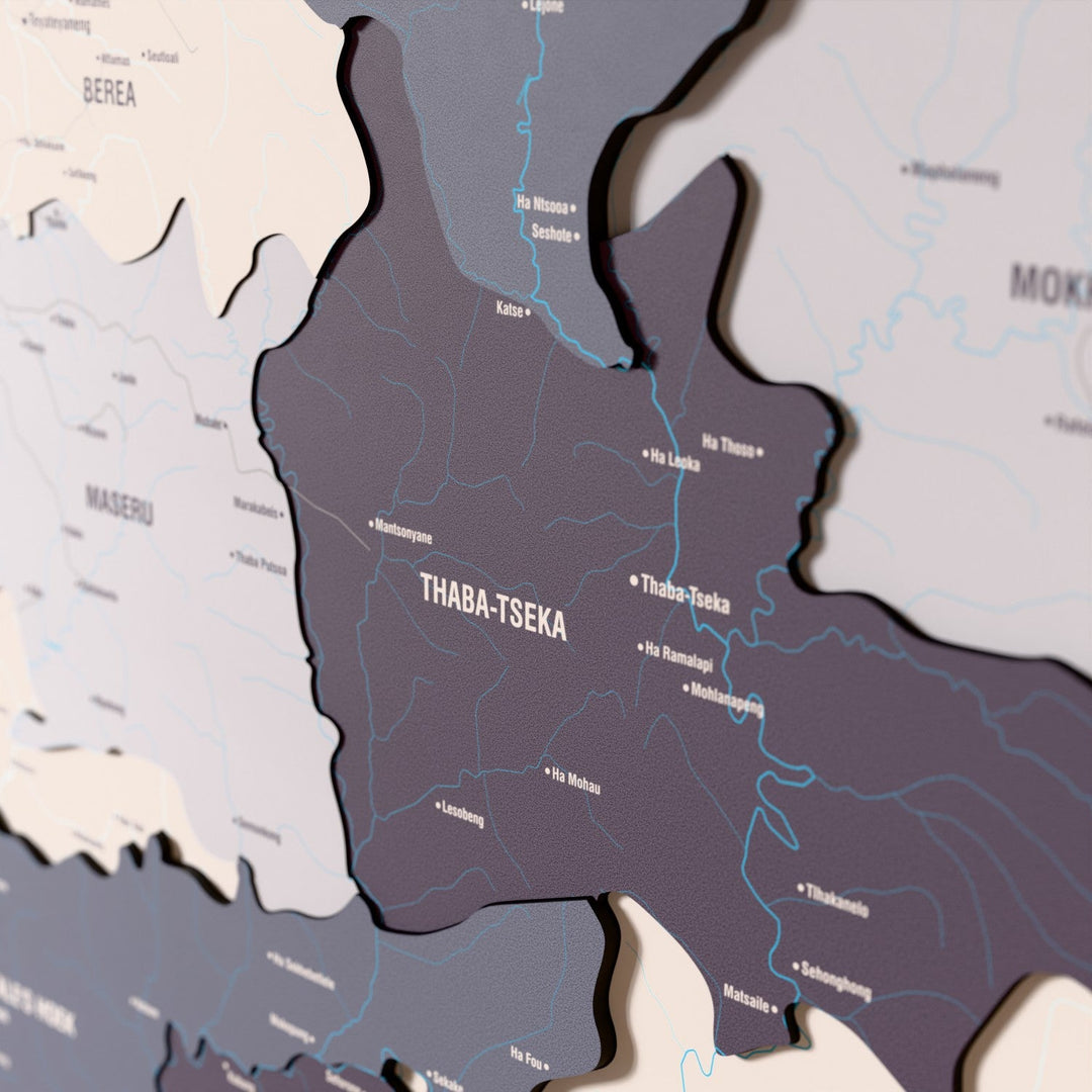 Lesotho ahşap haritasında Nimbus renk katmanlı bölgeler ve isimler, yakın plan