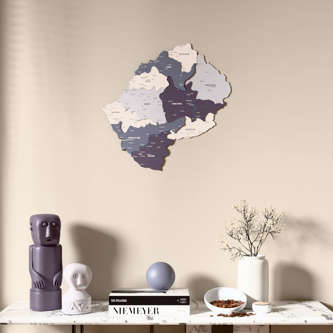 Lesotho UV baskılı ahşap harita, Nimbus renk, mermer konsolun üzerindeki duvarda, önden görünüm