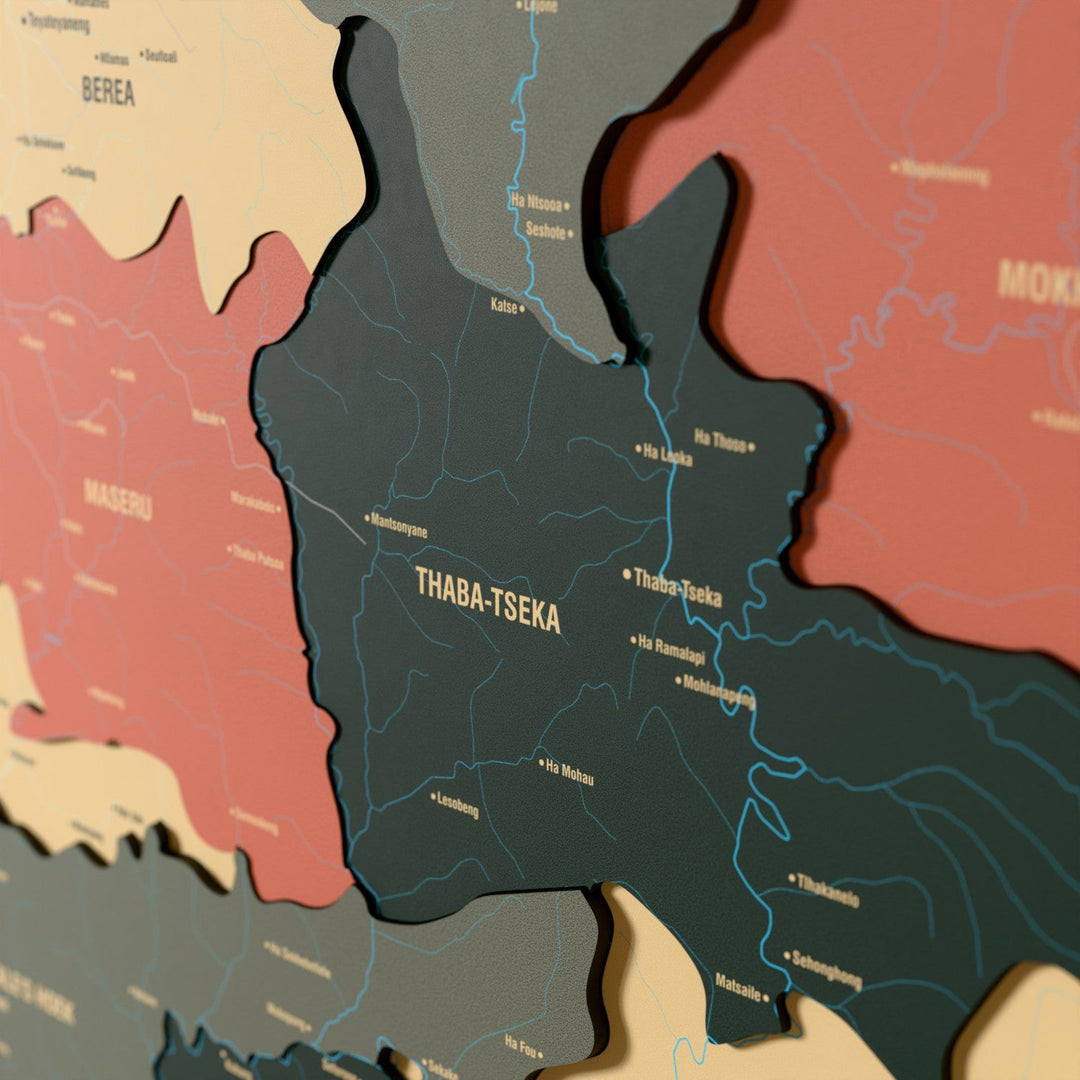 Lesotho ahşap haritasında Sage renk katmanlı bölgeler ve isimler, yakın plan
