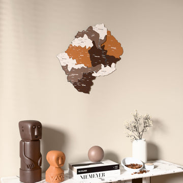 Lesotho UV baskılı ahşap harita, Soil renk, konsol ve biblolarla bej duvarda